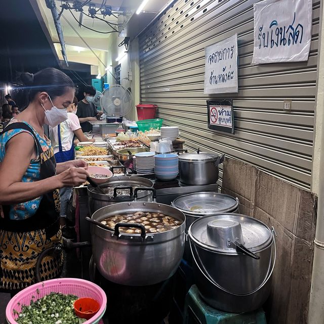 ข้าวแกงสิบบาท ลาดหญ้า