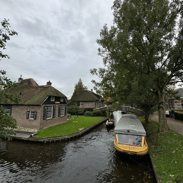 Giethoorn’s Tranquil Waterways! 