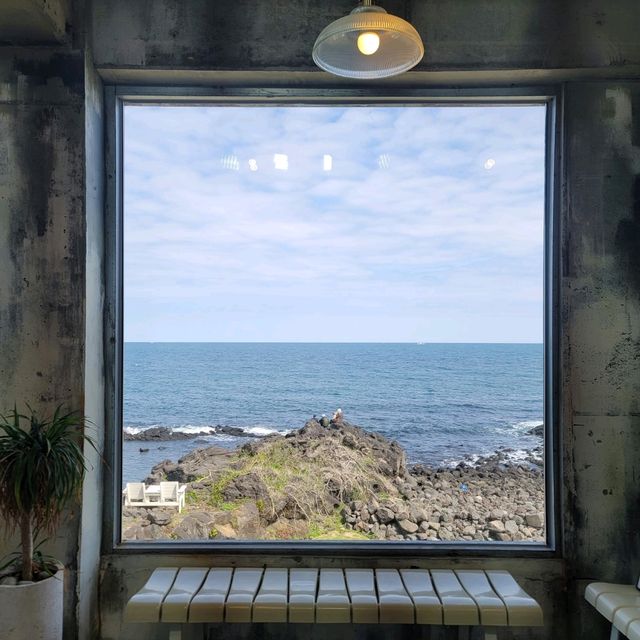 힙한 실내와 반전되는 오션뷰 애월카페 레이지펌프🏝