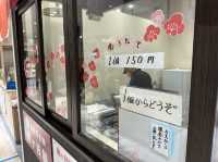 福岡・博多駅。博多駅で太宰府名物『梅ヶ枝餅』の焼きたてが食べられる『松島茶店』