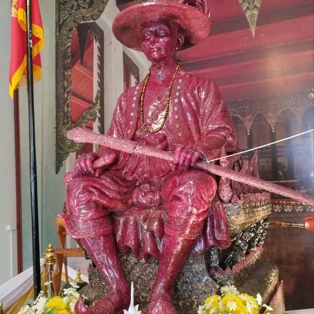 พระบรมรูปหล่อสมเด็จพระเจ้าตากสินมหาราช (พลอยแดง)