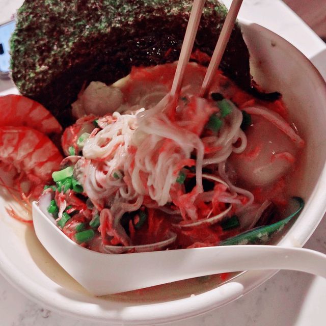 在法國音樂的氛圍中，享受超美味的日本海鮮拉麵！