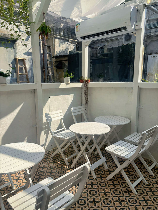 元朗新Cafe開業，必試巨型牛角包及玫瑰風味飲品