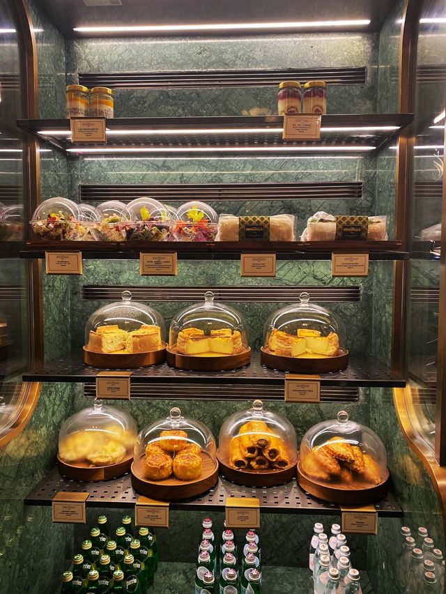 Churchill’s Boutique at the Londoner 🌰🥜🫘