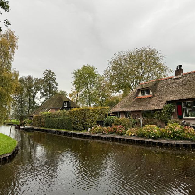 Giethoorn: Tranquil Canals and Thatched Charm