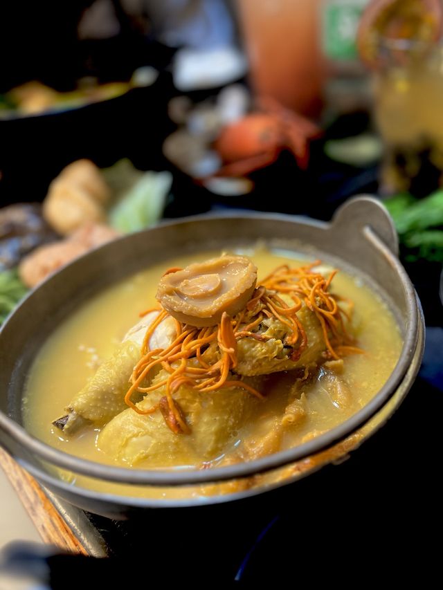  人氣龍蝦湯泡飯、鮑魚花膠雞煲翅