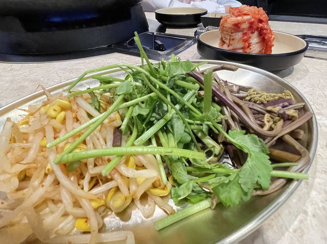 南韓首爾 弘大鍋蓋水香菜熟成豬肉專賣 오복솥뚜껑