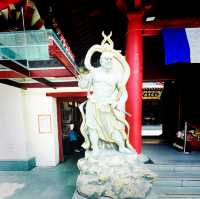 【シンガポール🇸🇬/壁一面に仏像が並ぶ煌びやかな”仏牙寺龍華院博物館”】