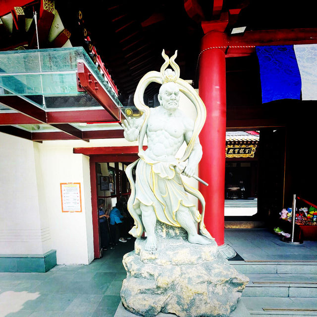 【シンガポール🇸🇬/壁一面に仏像が並ぶ煌びやかな”仏牙寺龍華院博物館”】