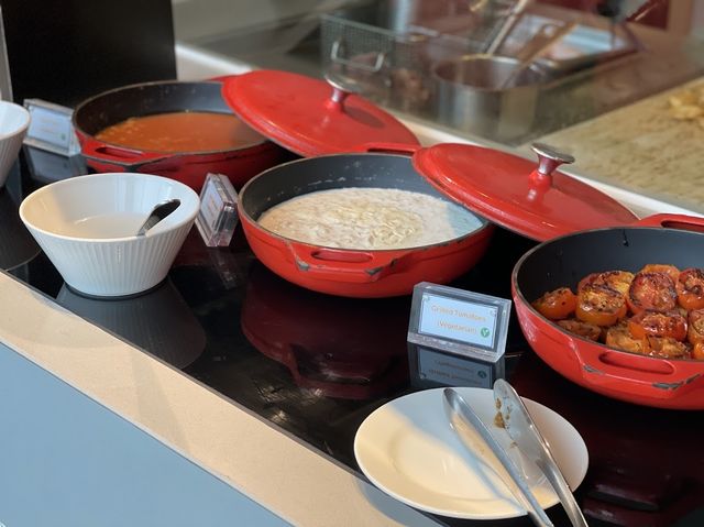 코트야드 프놈펜 완벽한 위치와 편의 시설! 🏊‍♂️
