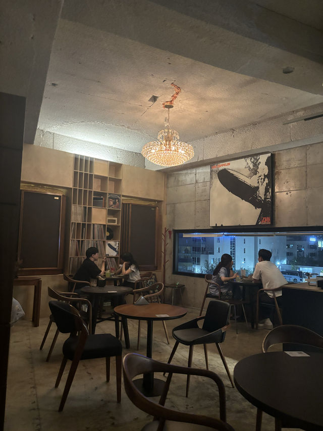 한여름밤의 낭만있는 lp바를 찾으시면,동명동 제플린