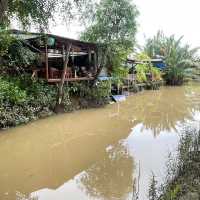 อัมพวา บ้านพักเรือนเสน่หา ริมคลอง 