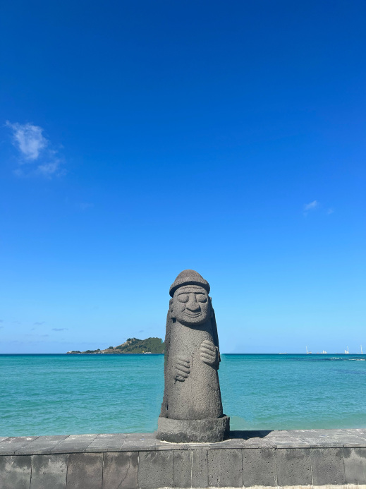 韓国 チェジュ島にあるエメラルドグリーンの海岸🗿 | Trip.com 済州市
