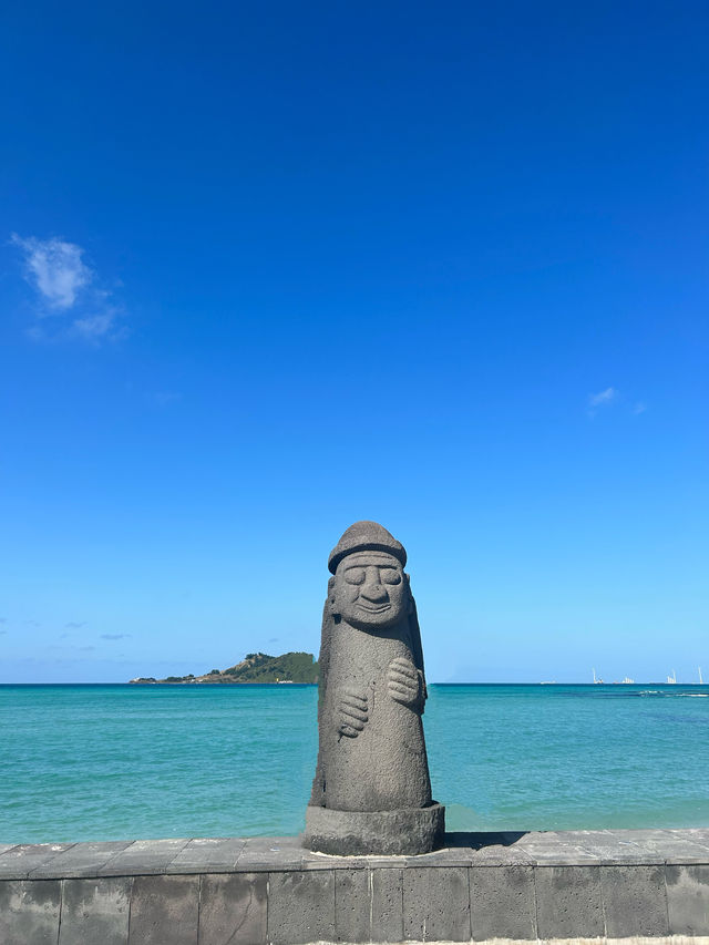 韓国　チェジュ島にあるエメラルドグリーンの海岸🗿