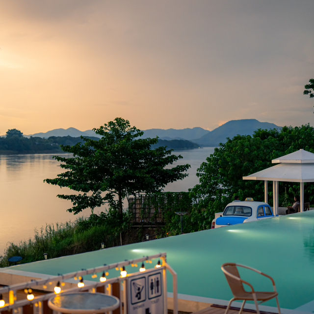ที่พักติดแม่น้ำโขง สระน้ำไร้ขอบวิวจึ้ง ⛰️