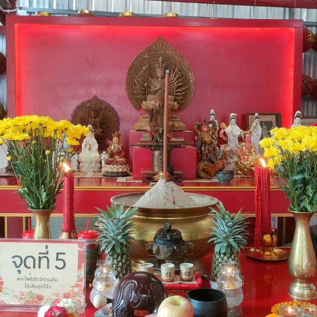 ไหว้พระขอพร รดน้ำมนต์สระน้ไศักดิ์สิทธิ์