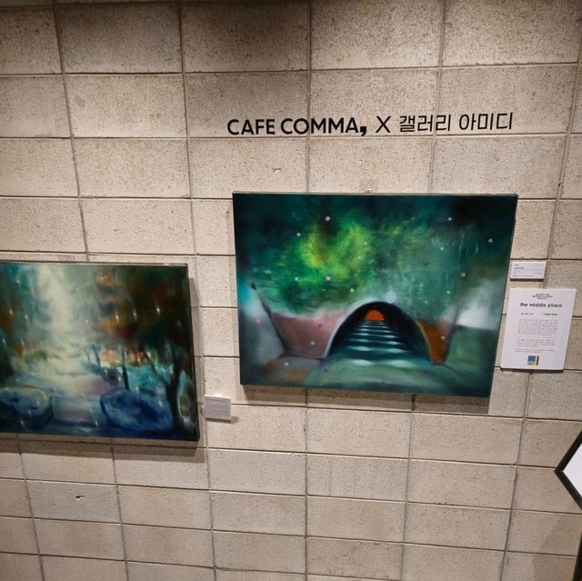 전시도 보고 커피도 마시며 실내데이트하기에 좋은 카페 꼼마