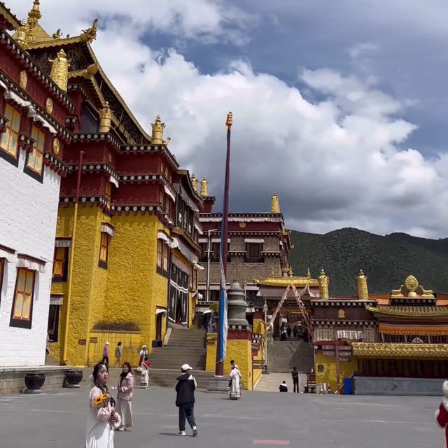 Largest Tibetan Buddhist monastery in Yunnan