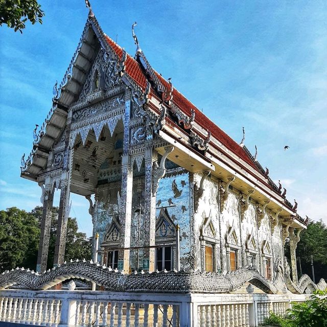 ชมโบสถ์และกราบพระพุทธรูปสมัยสุโขทัย