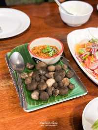 มื้อค่ำในตัวเมืองน่าน ผัดต้นอ่อนทานตะวันอร่อยดี