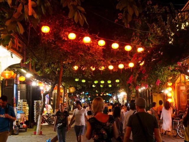 Hoi An Night Market เดินกินเที่ยว ฮอยอัน กลางคืน