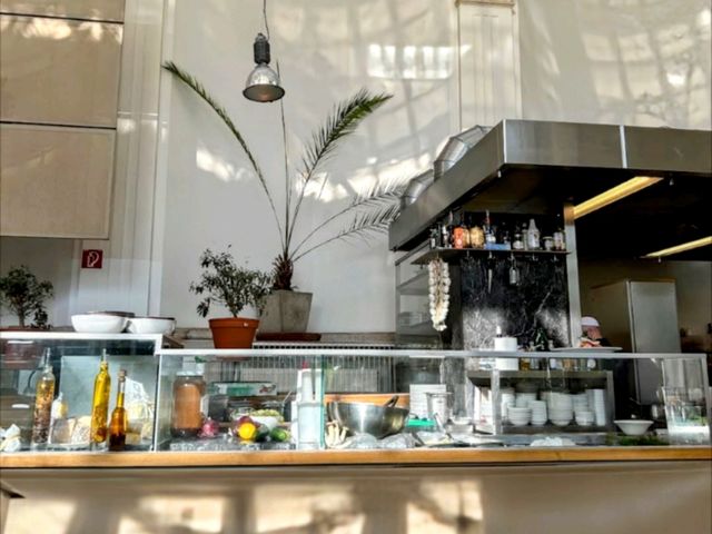 在美麗的城堡花園溫室用餐：Brasserie Palmenhaus Wien
