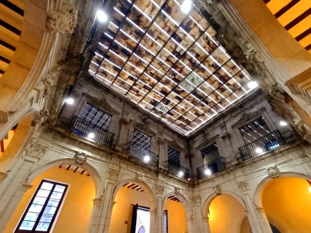 博物館擁有令人印象深刻的藏品，包括繪畫、雕塑、金製品、紡織品和家具