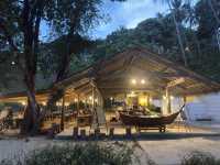 ร้านนั่งชิลล์ริมทะเล บนเกาะมะพร้าว 