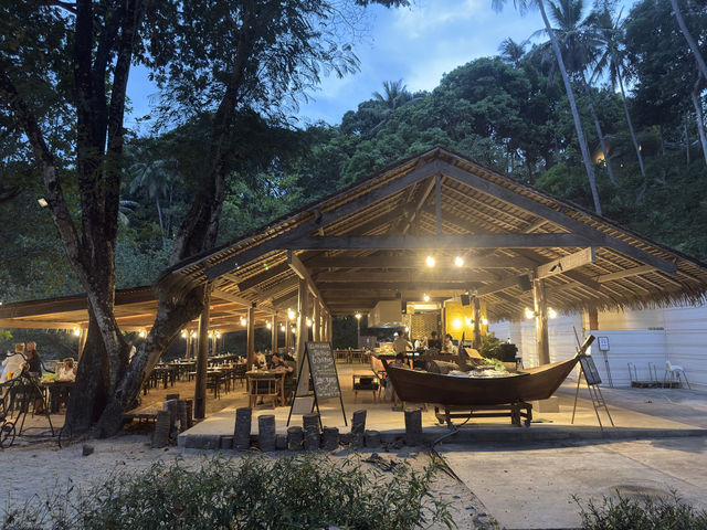 ร้านนั่งชิลล์ริมทะเล บนเกาะมะพร้าว 