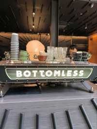 บอททอมเลส ร้านกาแฟสาขาสุขุมวิท 33