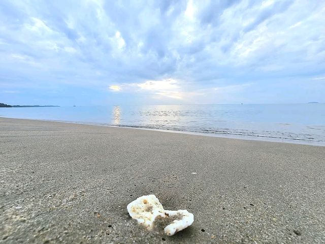 เที่ยวระยอง หาดสงบ คนน้อย พักที่นี่ Aksorn Rayong