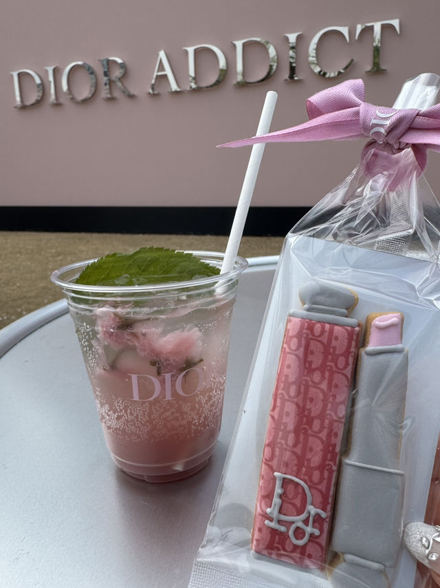 来場者限定のDIORカフェが可愛すぎる！