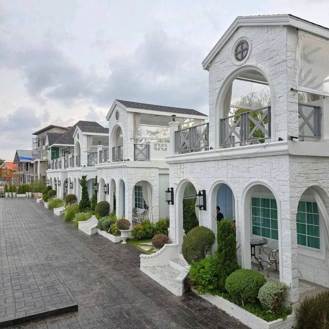 ที่พักสวยอัมพวา ริมแม่น้ำแม่กลอง