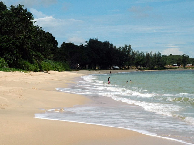 🌴 Desaru Beach: A Solo Traveller’s Honest Review (Sun, Sand & Solitude)