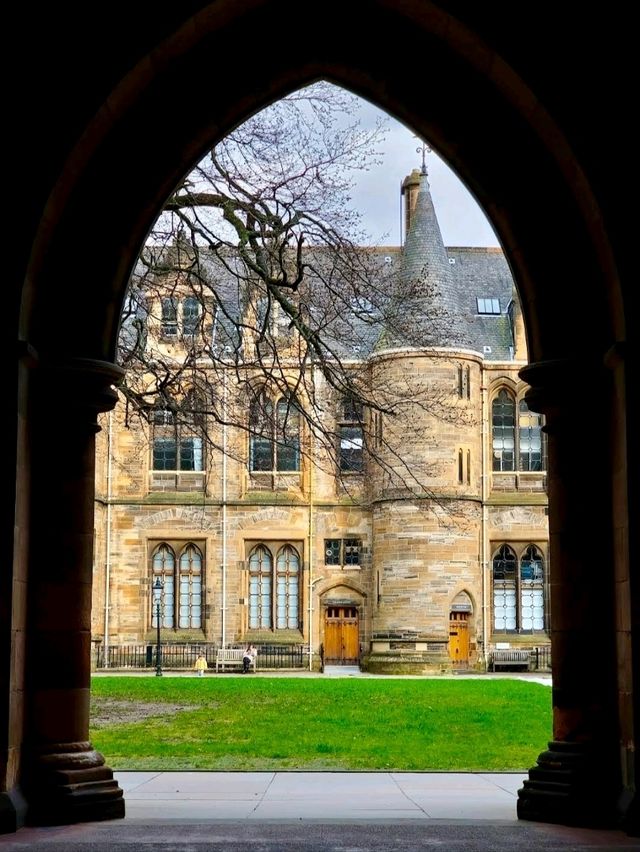 Wandering Through the University of Glasgow: A Magical Experience 🎓🏰🌳📚