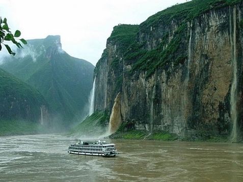 🌊 Yangtze River Cruise: Pandas, Pagodas & the World’s Most Dramatic Toilet View! 🚢
