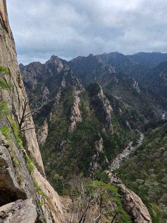 Title: Climbing to the Clouds – Ulsanbawi’s Majestic Challenge