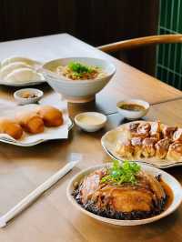 Jinyù Cafe and Eatery เป็นคาเฟ่สไตล์จีนยูนนาน