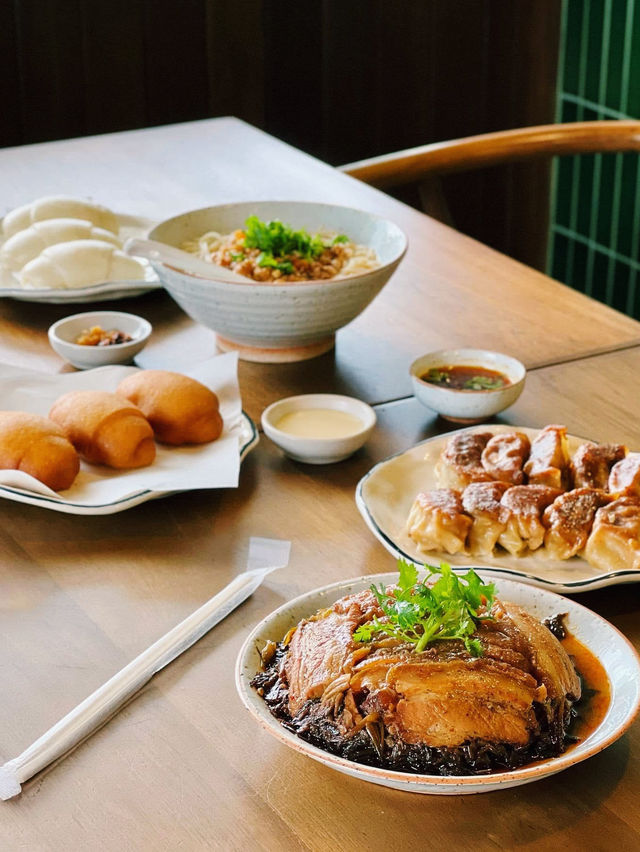 Jinyù Cafe and Eatery เป็นคาเฟ่สไตล์จีนยูนนาน