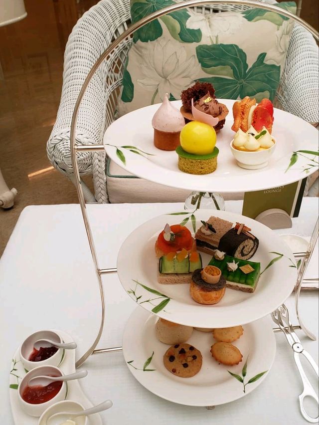 🍽️ Enjoy Delicious Food at Mandarin Oriental Bangkok 🍤🍰✨