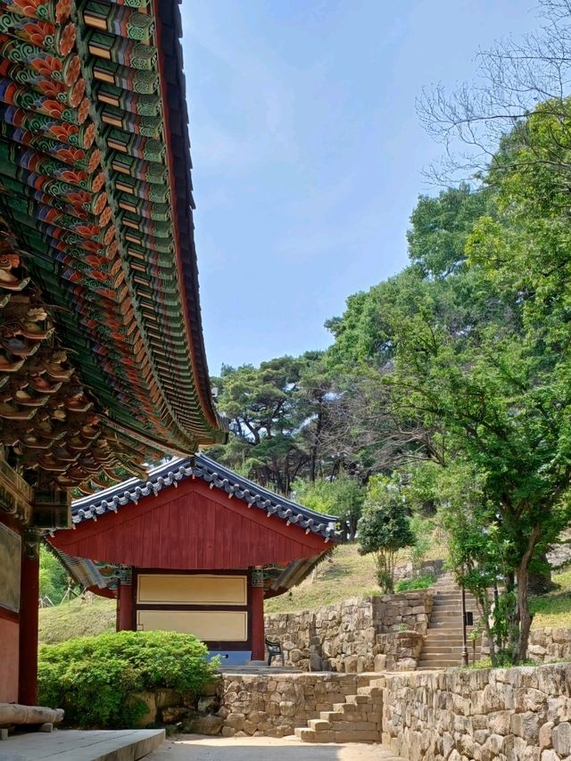 풍경 속에 스며드는 고요한 산사