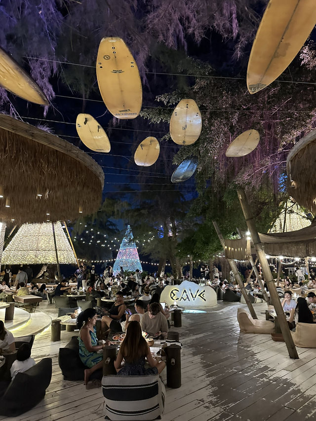 パタヤ🇹🇭トロピカルな海沿いのレストラン“Cave Beach Club”