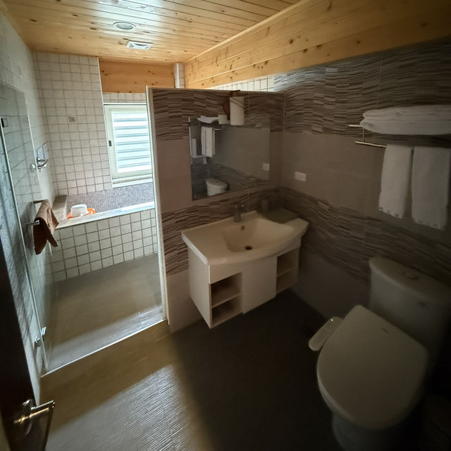 苗栗湖畔花時間🌼小木屋、泡湯一次享受😎