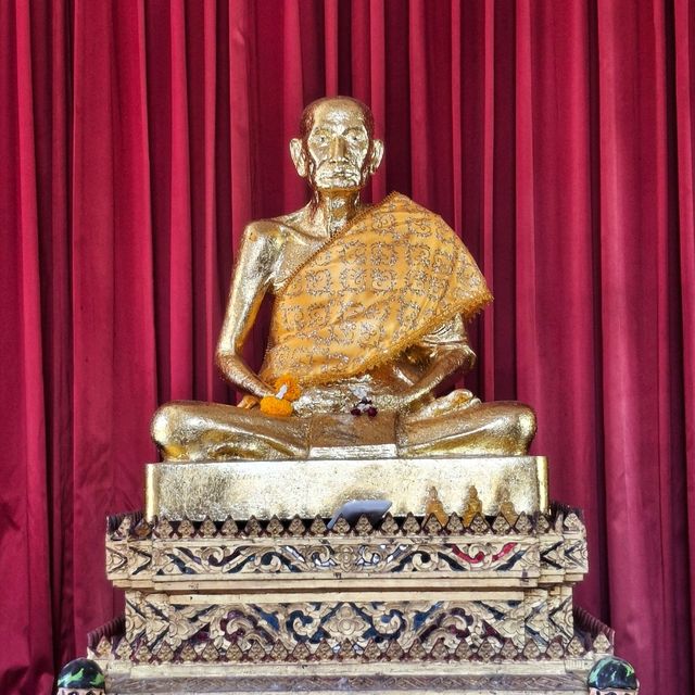 ไหว้พระและสักการะหลวงพ่อนรงค์แห่งวัดมะเกลือ