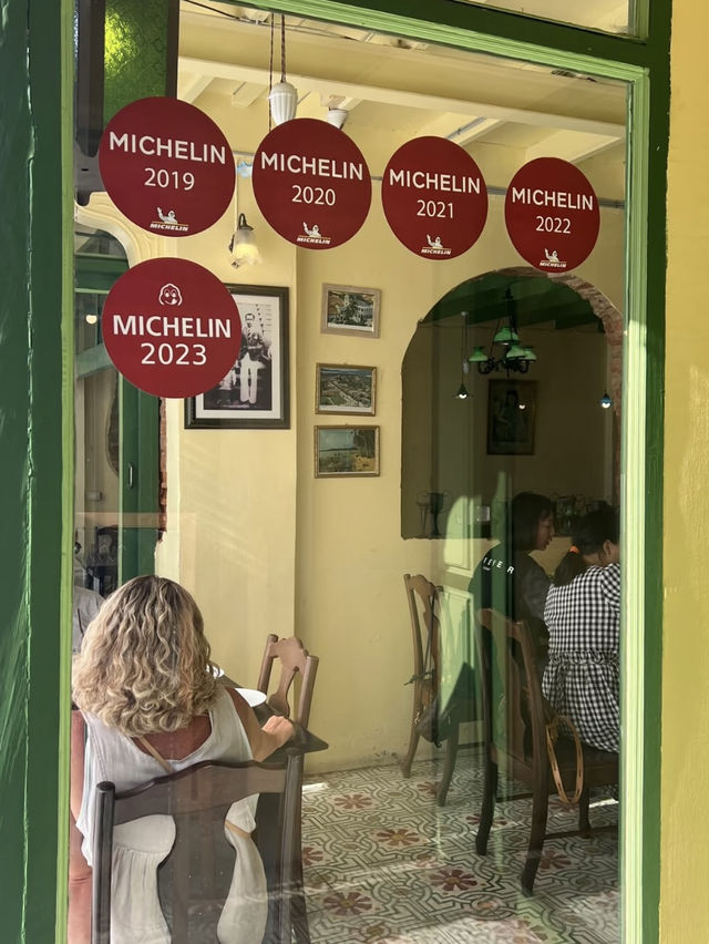 One Chun Café & Restaurant – Retro Charm and Bold Phuketian Flavours