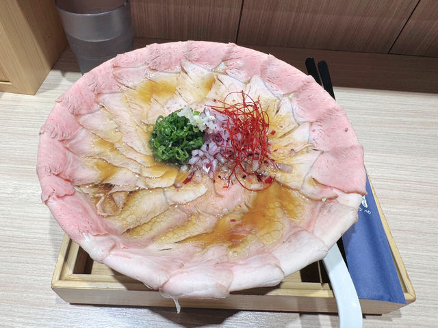 新莊排隊名店｜熊越岳拉麵：免費續麵續湯太佛心，飯也超驚豔！