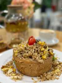 The cafe, blends a floral boutique charm with a vegetarian menu that surprises with its creativity 