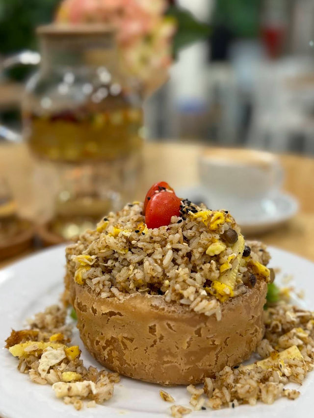 The cafe, blends a floral boutique charm with a vegetarian menu that surprises with its creativity 