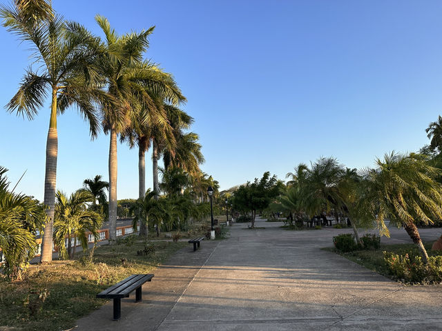 【グラナダから望むニカラグア湖｜Lake Nicaragua／旧市街と自然の至福の眺望】
