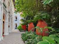 Strolling around the colonial buildings of Raffles Hotel